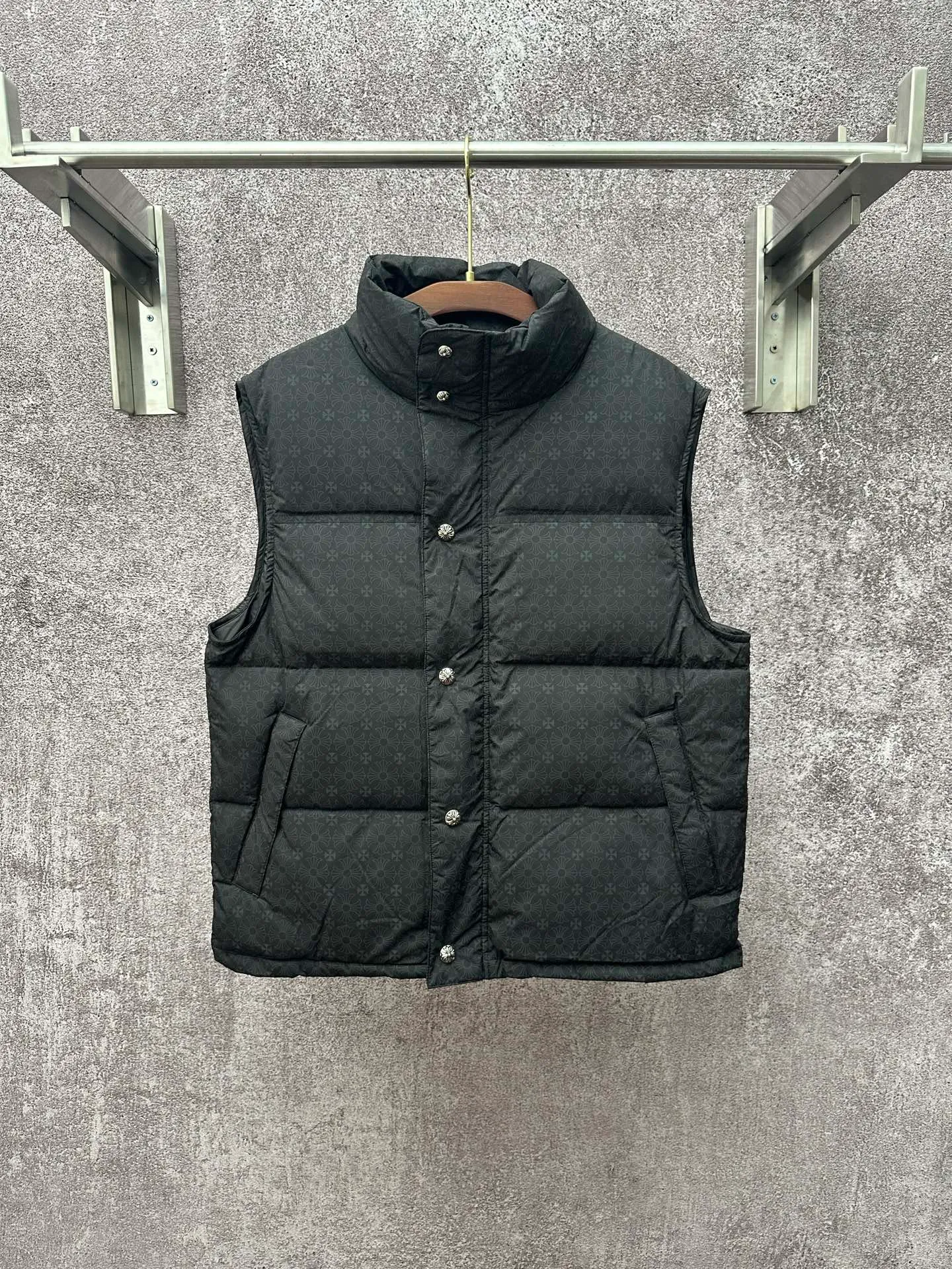 P830 Chrome Hearts Chrome Hearts Dark Pattern Jacquard Down Vest 1. Dark Pattern Jacquard: Using unique dark pattern jacquard technology, the fabric visually presents a rich layering and three-dimensional effect, which is both beautiful and fashionable.  2. Use high-quality fabrics, special fabrics that are waterproof, stain-proof and breathable to ensure the practicality and comfort of the clothes.  3. Workmanship advantages: Fine craftsmanship: attention to detail, excellent sewing, uniform and fine stitches, no skipped stitches or missing stitches, showing superb workmanship.  4. Even filling: The down filling is full and even, ensuring good warmth retention performance. Filled with 90% white duck down 5. Detailed advantages: Unique design: Croxin is a brand feature, and its dark pattern design increases the beauty of the clothing. 6. Humanized design: windproof cuffs, adjustable hem and other designs improve the convenience and comfort of wearing.  7. High-quality hardware accessories: Zippers, buttons and other hardware accessories are made of high-quality materials. The surface is smooth and burr-free, making it smooth to use and durable.  SIZE: S—XL